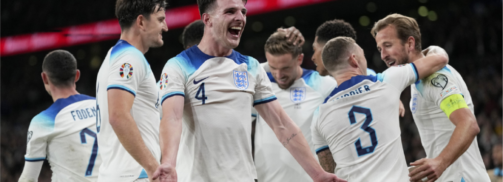 El equipo de Inglaterra celebra un gol en un emocionante partido.