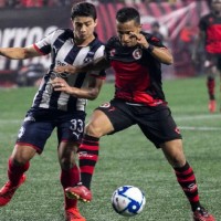 Jugador de Xolos en coparacion con uno de Monterrey