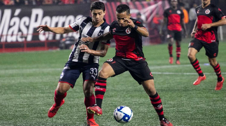 Jugador de Xolos en coparacion con uno de Monterrey