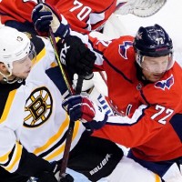 Bruins le pega a Capitals de visita.