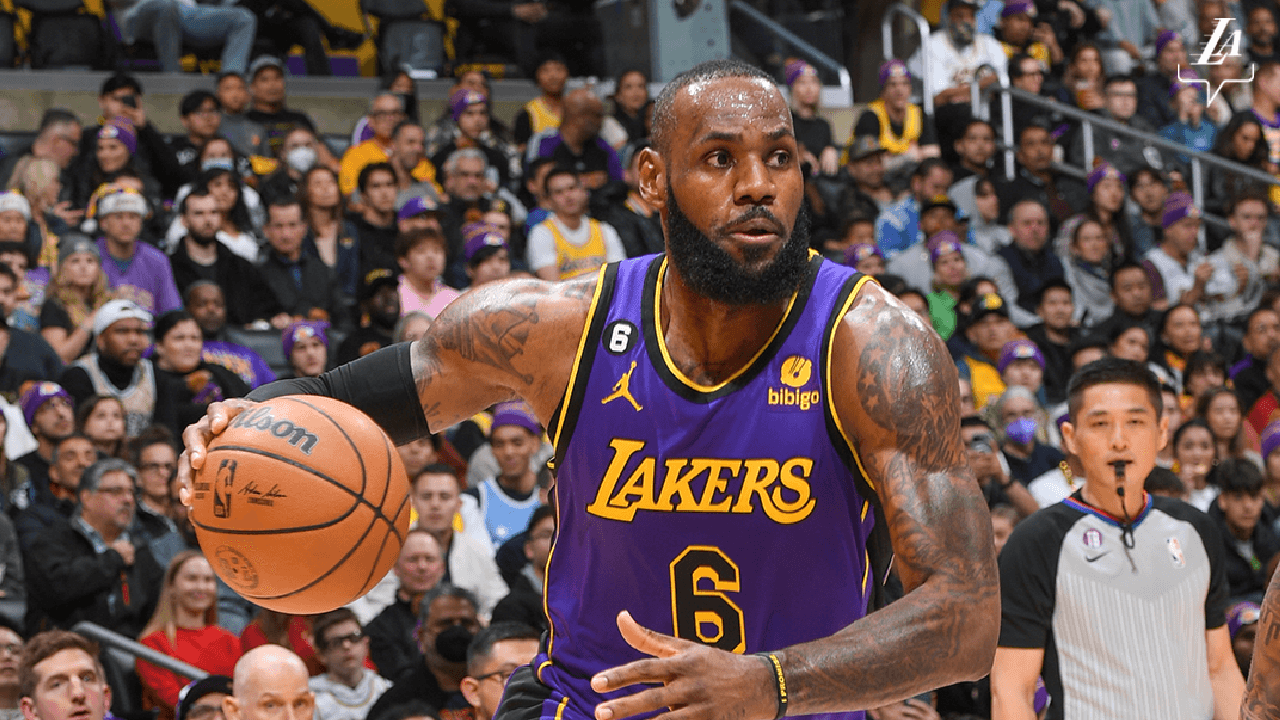 Jugador de los Lakers corre con el balón.