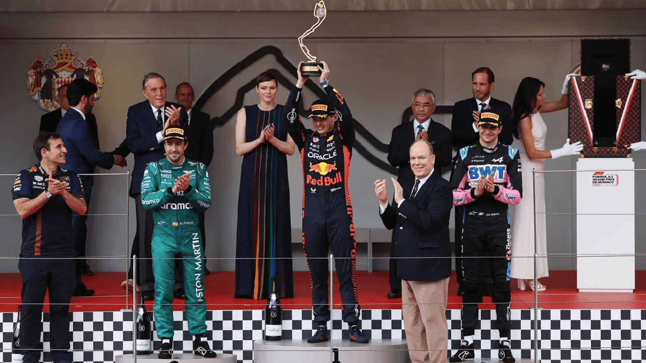 Max Verstappen celebra su cuarta victoria de la temporada en el podio de Mónaco.