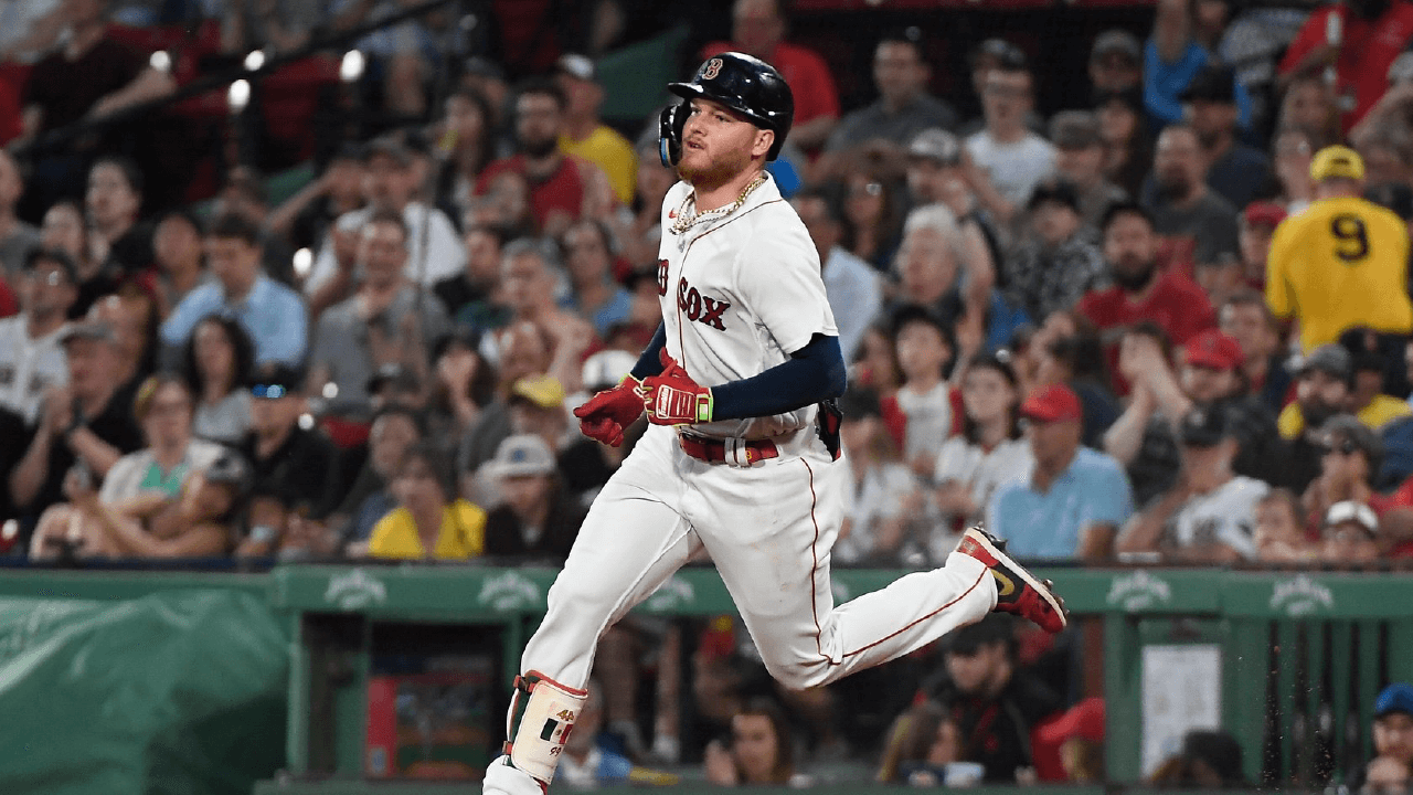 Alex Verdugo porta con orgullo el jersey de Boston