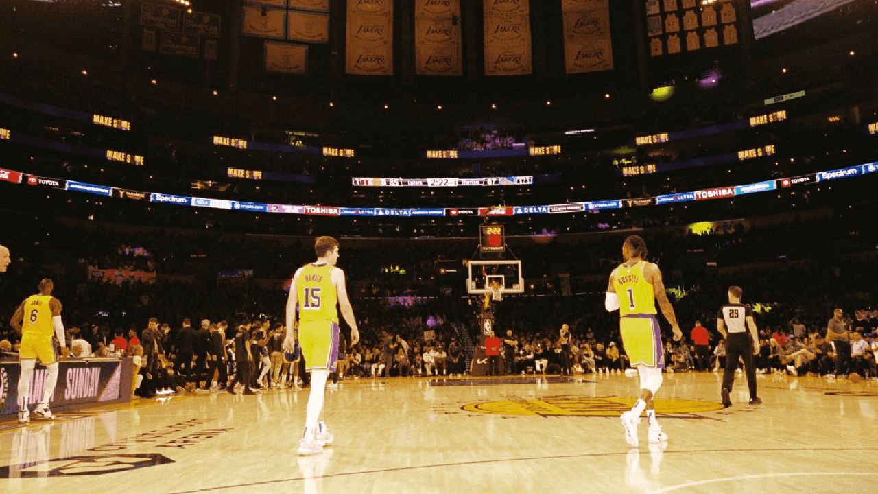 NBA Lakers caminan sobre la duela.