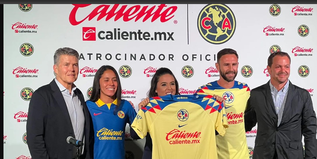 El Club América presentó su nueva playera con patrocinio de Caliente.MX