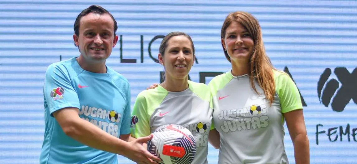 El nuevo balón Nike fue presentado por directivos de la Liga MX Femenil
