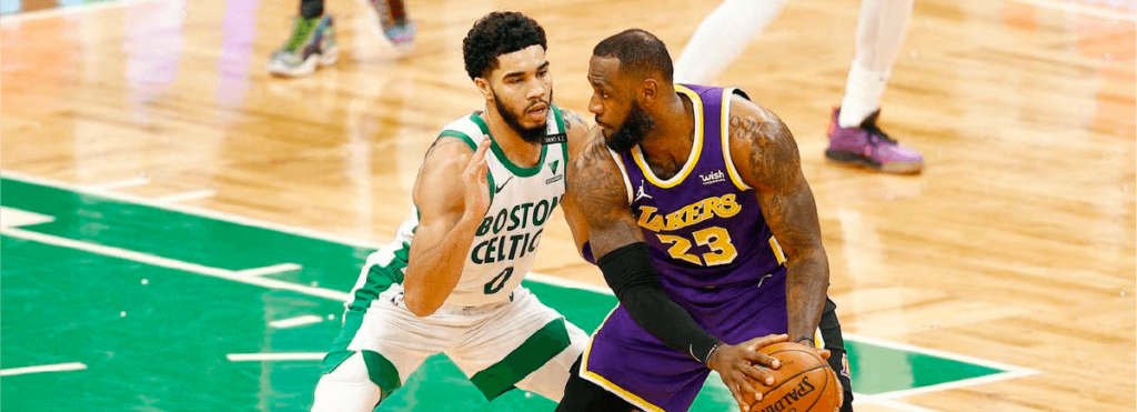 LeBron James de los Lakers enfrentando a un jugador de los Boston Celtics en un emocionante partido de basketball