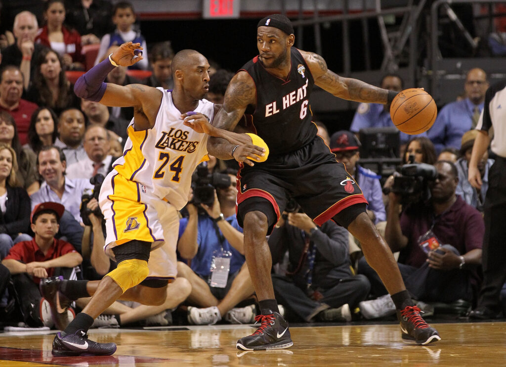 Kobe Bryant y LeBron James disputan el balón