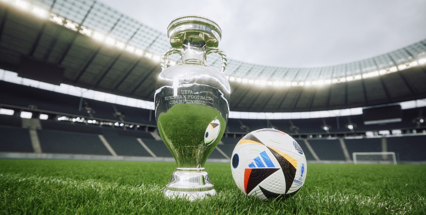 Trofeo y Balón de la Eurocopa 2024