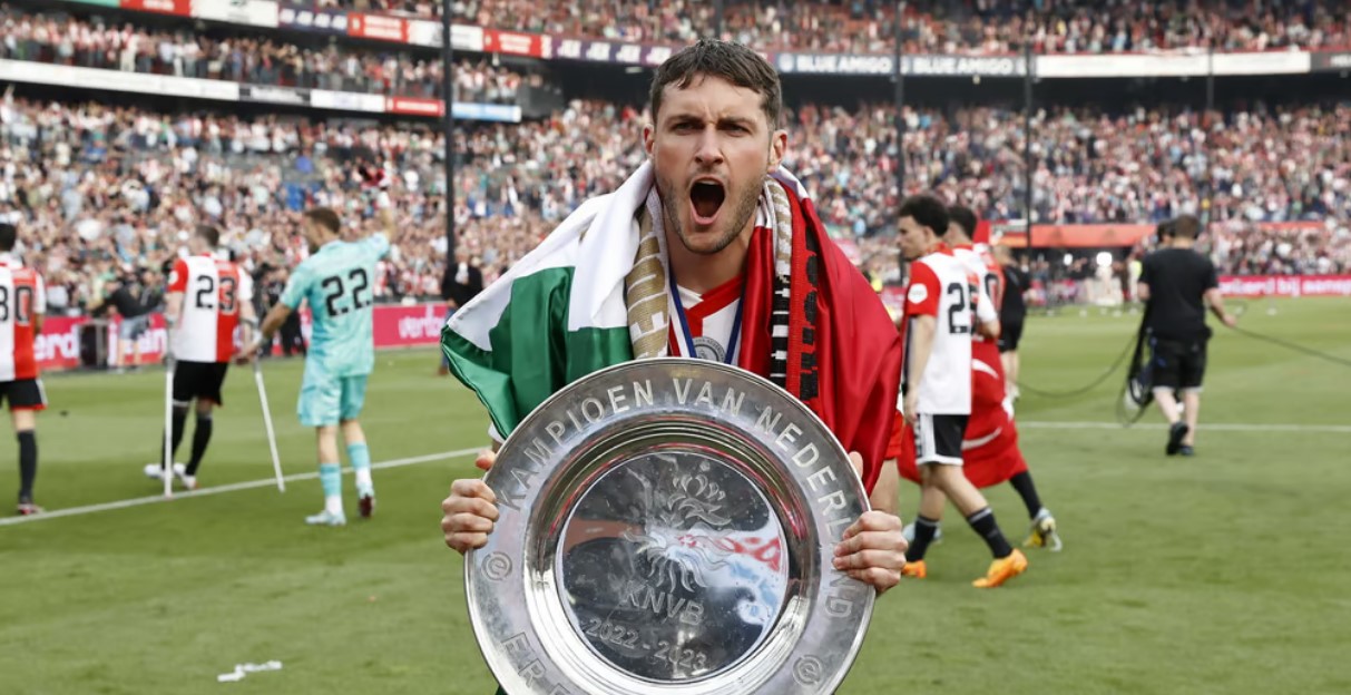 Santiago Gimenez con el trofeo de Campeón de Países Bajos