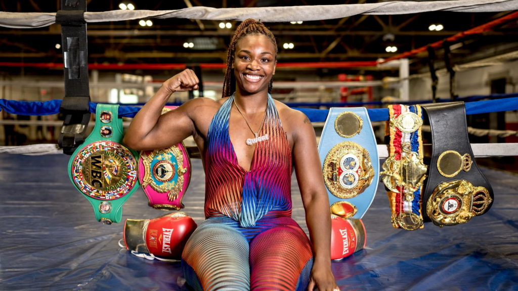 Claressa Shields con sus cinturones de campeona