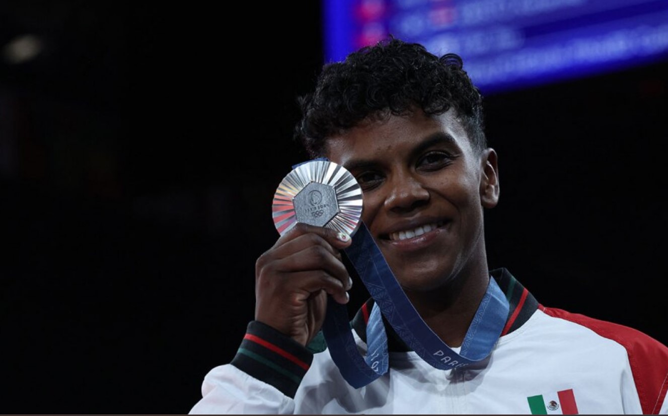 Prisca Awiti con su medalla de plata en París 2024