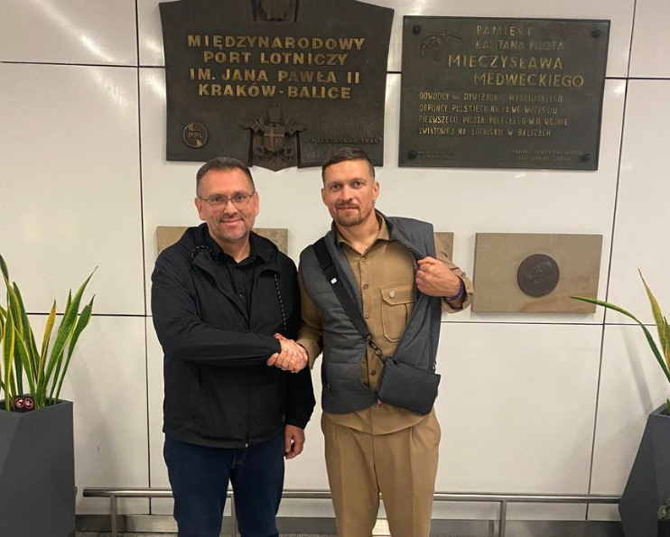 Usyk con un funcionario ucraniano