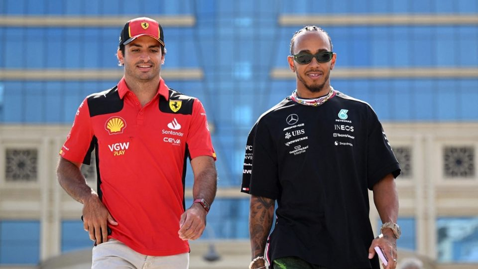 Carlos Sainz y Lewis Hamilton caminando por pista