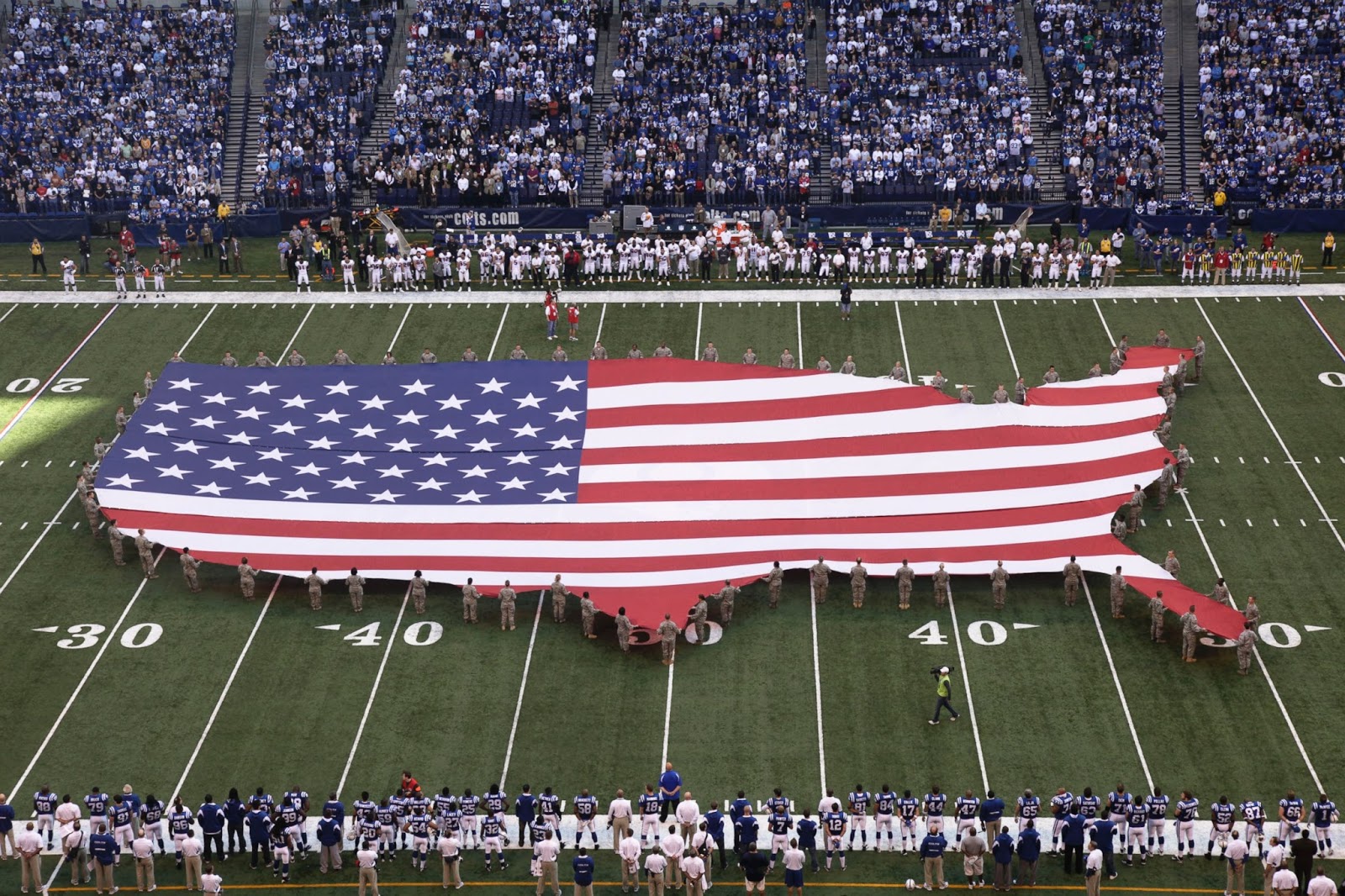 Silueta de EEUU con la bandera al centro en estadio de futbol americano