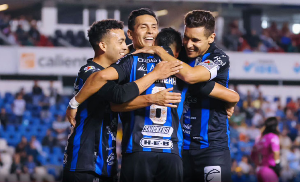 Jugadores de Querétaro celebrando una anotación