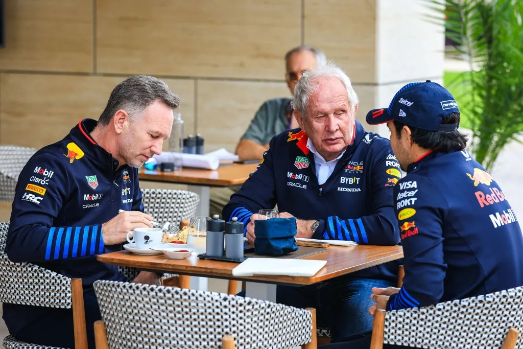 Horner, Marko y Pérez en una reunión