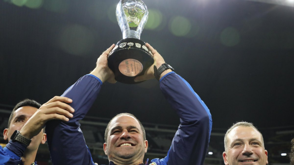 André Jardine con el trofeo de Campeón