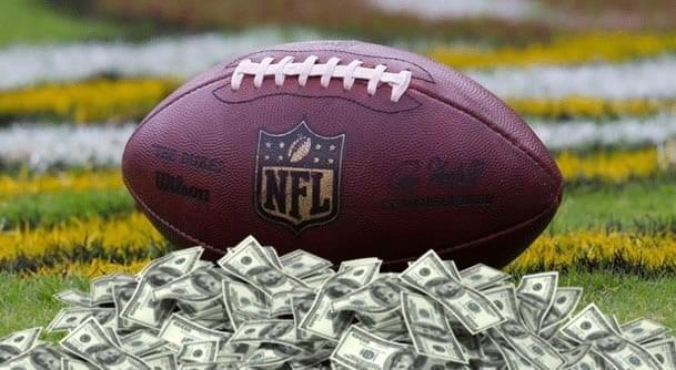 Balón de NFL sobre dinero