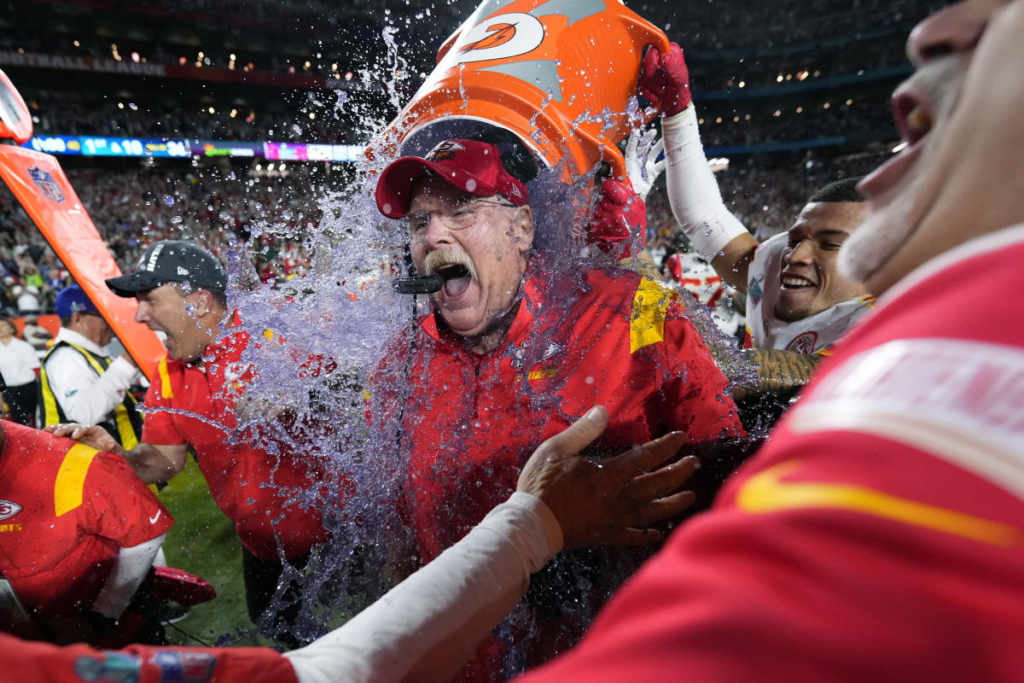 El HC de Kansas siendo mojado con Gatorade