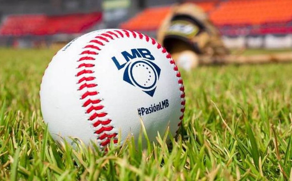 Pelota de béisbol con las iniciales de la LMB