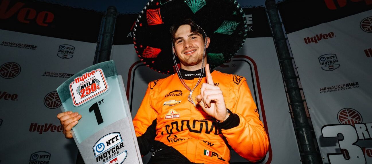 Pato O'Ward con su trofeo de 1er Lugar