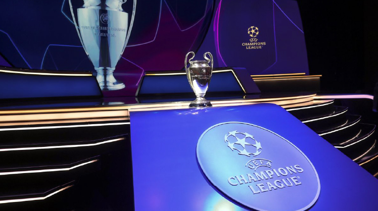 Se muestra la copa trofeo de la Champions League el dia del sorteo